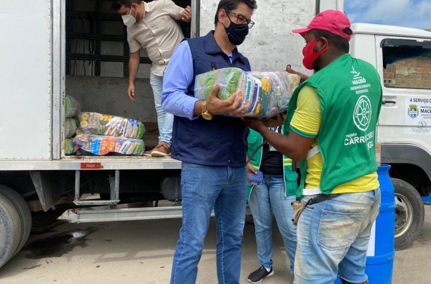 Prefeitura entrega 130 cestas básicas para os carroceiros do Ecoponto Pajuçara