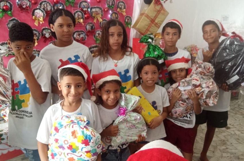 Crianças do Serviço de Convivência recebem presentes do Papai Noel dos Correios