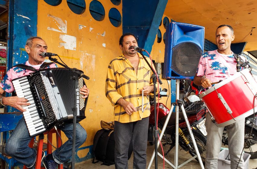 Sanfoneiro comemora volta de shows com trio e banda no São João de Maceió