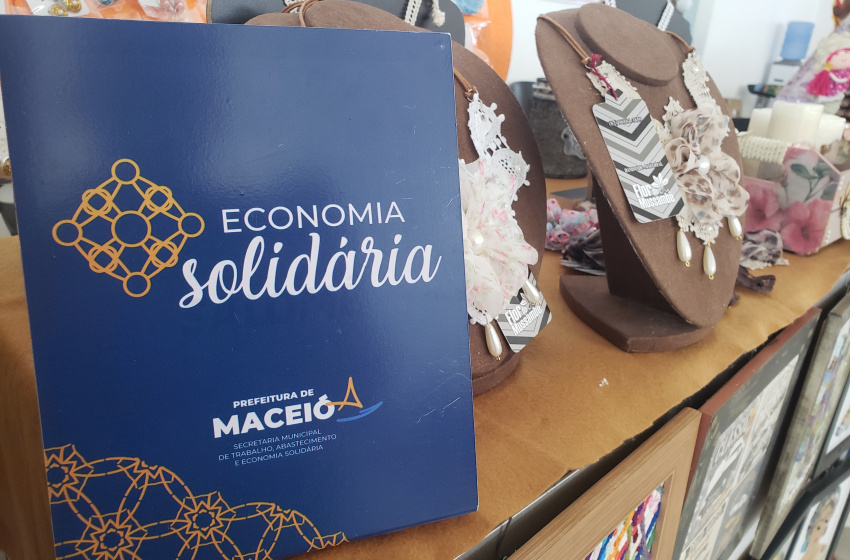 Artesanato de empreendimentos solidários chamam atenção de turistas no porto de Maceió