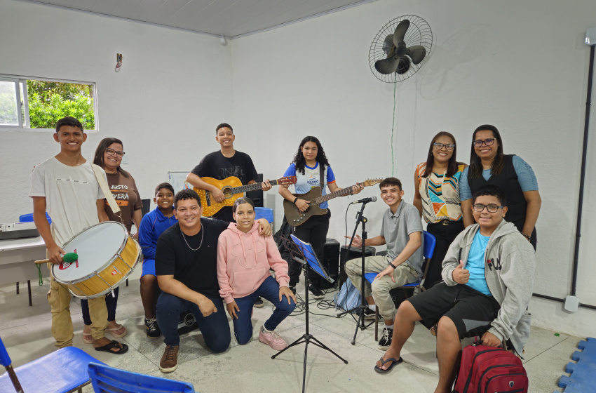 Servidor da Semed transforma rotina escolar de alunos com aulas de música