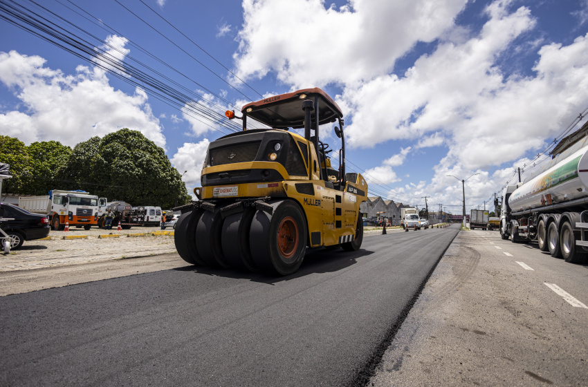 Infraestrutura leva recapeamento asfáltico a avenida no Petrópolis