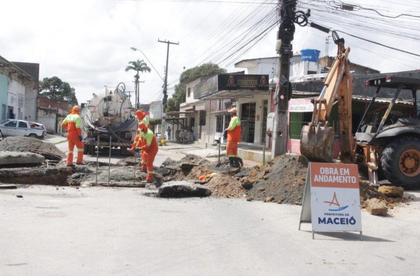 Obras de reparos interditam totalmente a Rua Luiz Clemente Vasconcelos, no Clima Bom