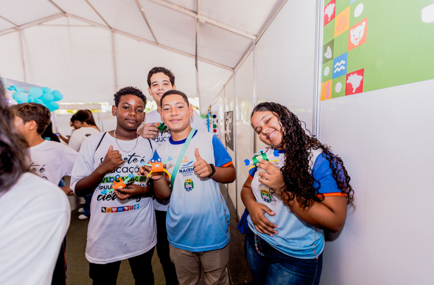 Estudantes da rede pública de Maceió visitam estandes e apresentam trabalhos na Sinpete