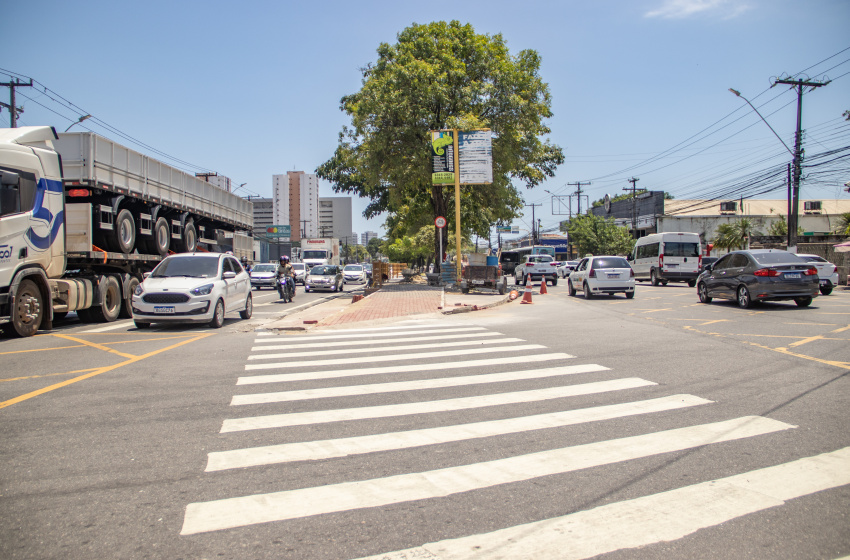 Infraestrutura interdita retornos da Avenida Fernandes Lima para serviços de pavimentação da ciclovia