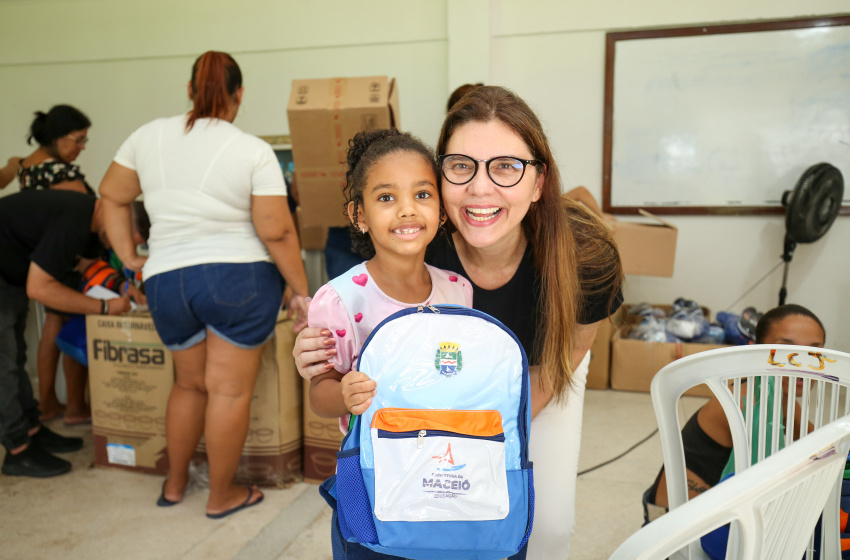 Educação entrega fardamentos a estudantes da Escola Municipal Manoel Pedro