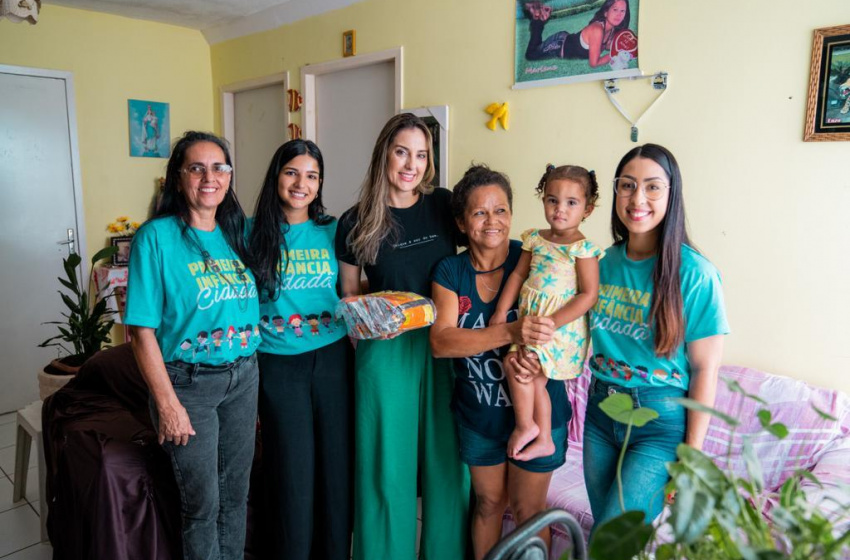 Primeira-dama em exercício entrega kit do programa Leite é Massa para família do Benedito Bentes
