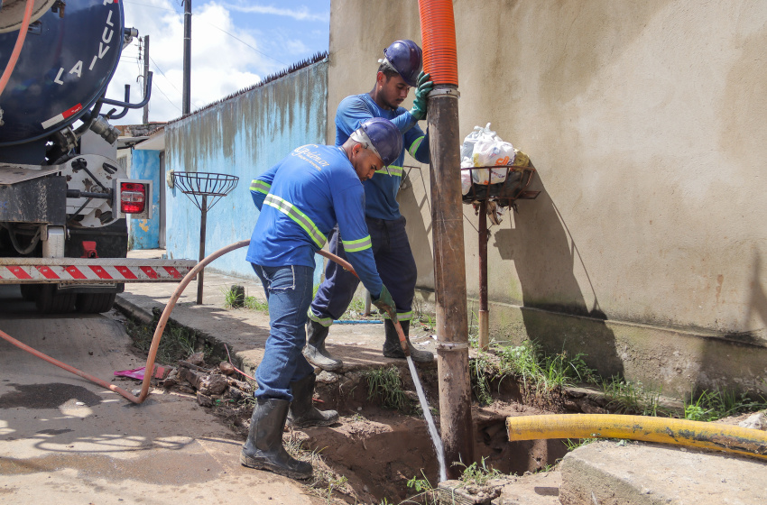 Infraestrutura atua em mais de 40 ruas de 16 bairros para consertos no sistema de drenagem da capital