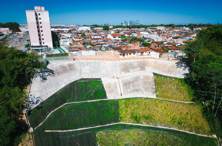 Prefeitura fecha 2023 com obras de proteção e contenção em 20 encostas de Maceió