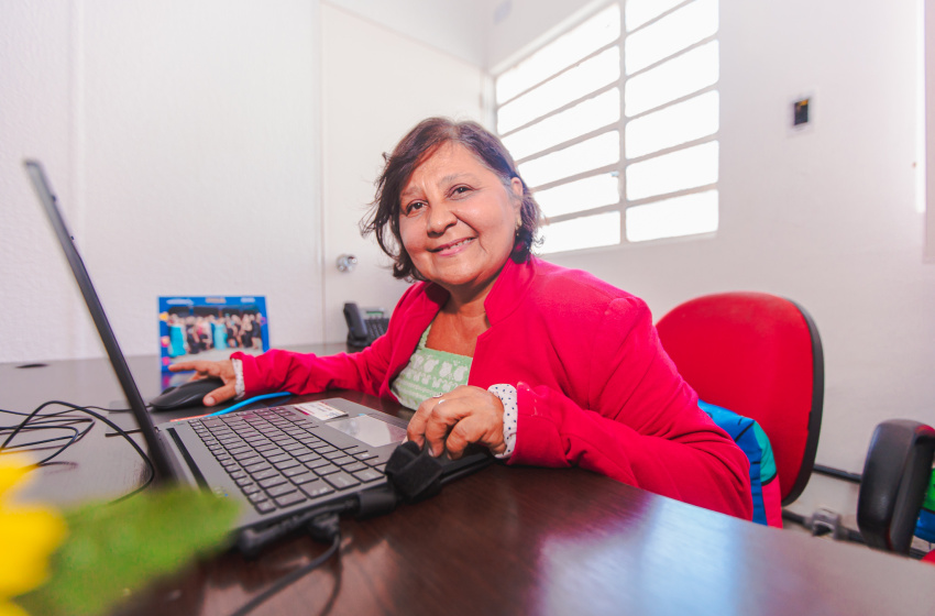 “Meu trabalho vai além de uma fonte de inspiração, é uma terapia”, afirma professora que atua na rede municipal de Maceió há 40 anos