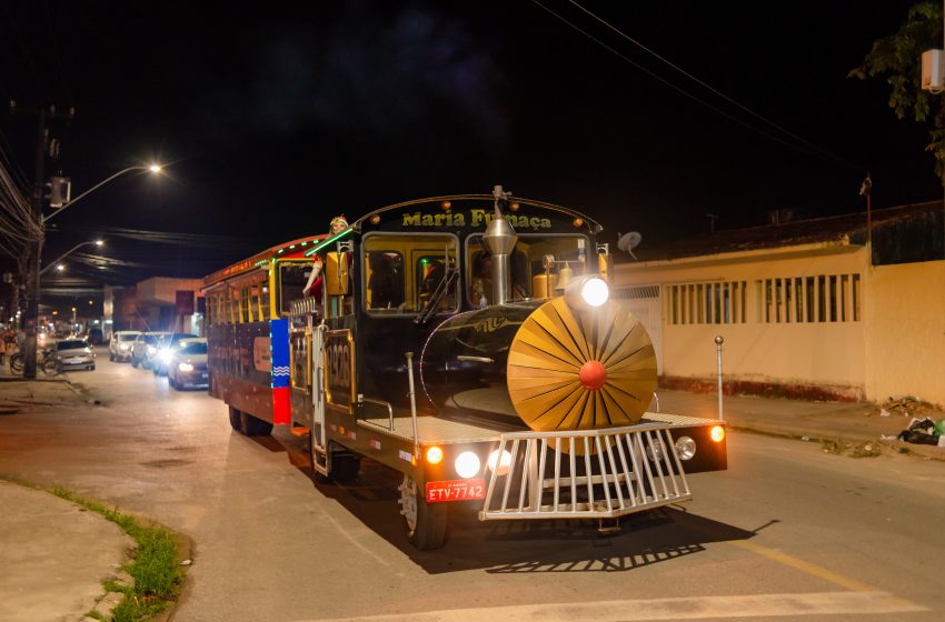 Trem natalino abre passagem para Papai Noel na orla de Maceió