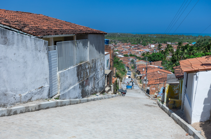 Prefeitura vistoria pavimentação na Pescaria e diz que obra leva dignidade à população