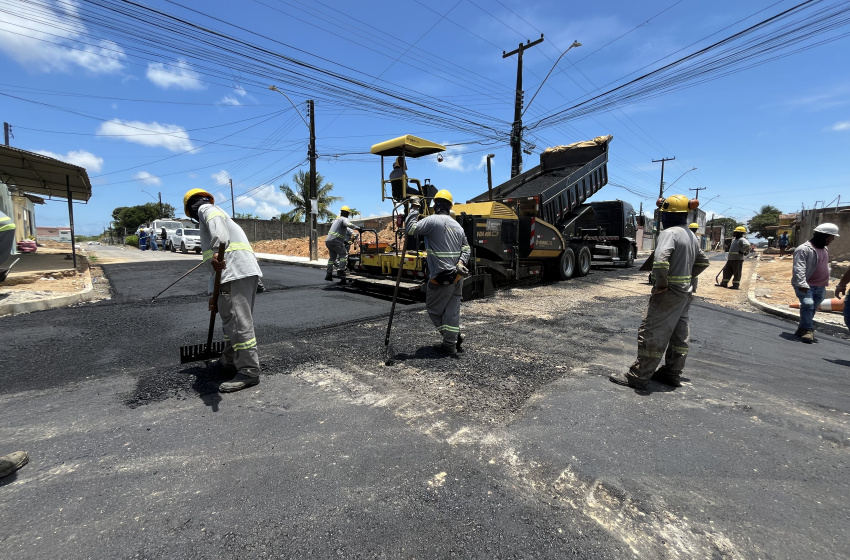 Moradores da Santa Lúcia celebram evolução das obras de pavimentação no bairro