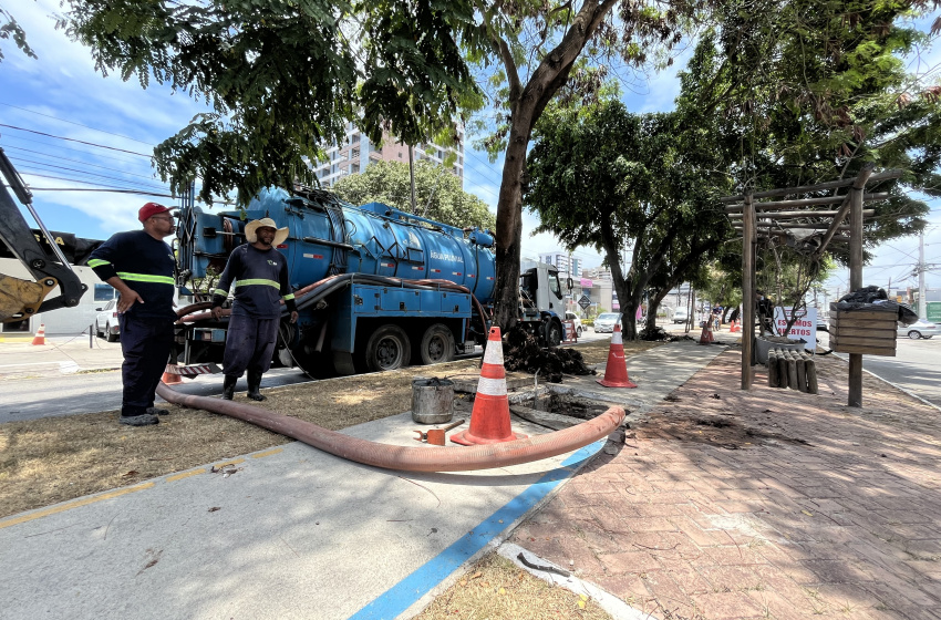 Limpeza da rede de drenagem removeu quase 400 toneladas de lixo em outubro