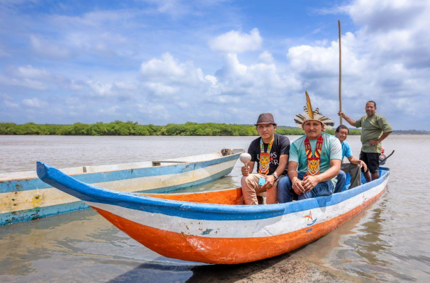 Indígenas Warao recebem barco da Prefeitura para reconstruírem suas vidas através da pesca