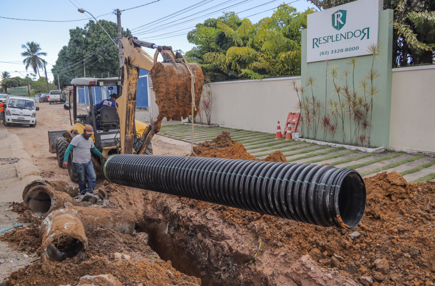 Prefeitura de Maceió leva sistema de drenagem à Rua Caetés, na Serraria
