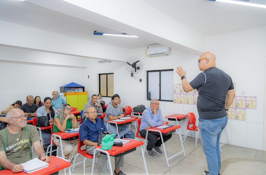 Idosos superam desafios e voltam à escola para aprender um novo idioma