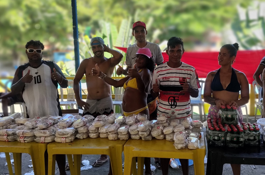 Pessoas em situação de rua participam de ação de Natal