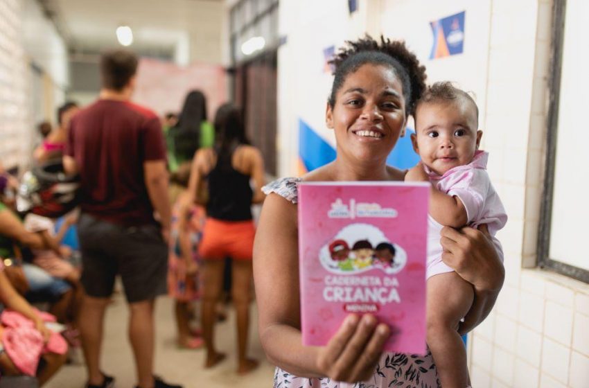 Unidade de Saúde no Benedito Bentes entrega Caderneta da Criança para pequenos usuários do SUS
