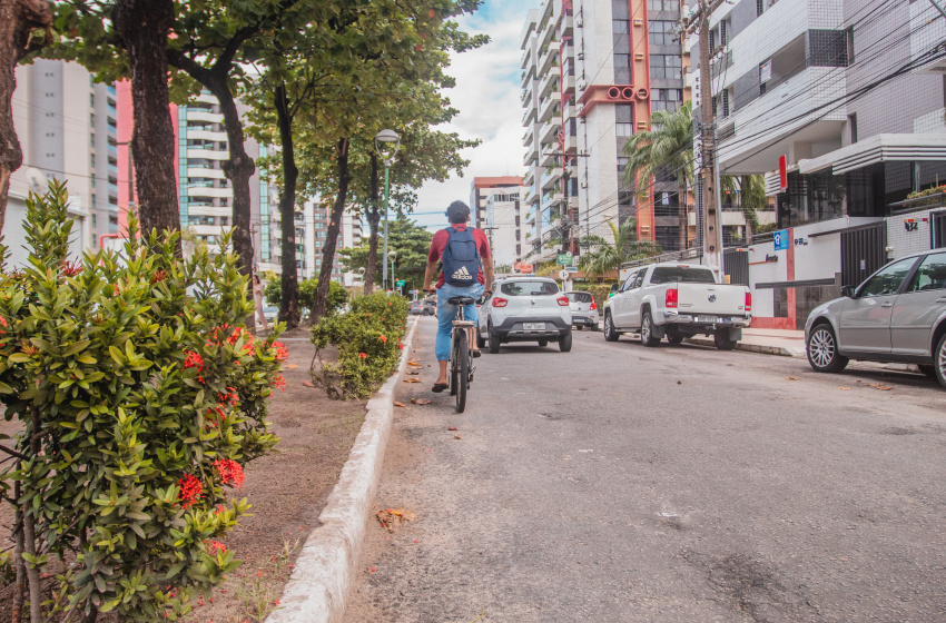 Ponta Verde: Rua Sandoval Arroxelas vai ganhar ciclofaixa