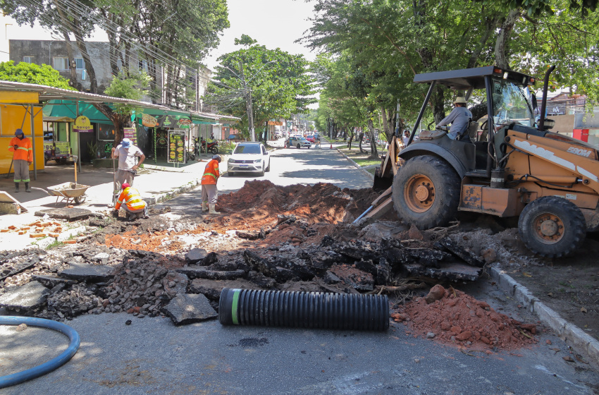 Infraestrutura executa troca de tubulação para melhorar escoamento da água da chuva na Jatiúca