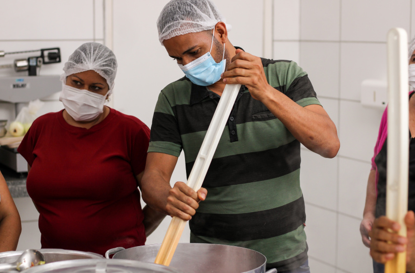 Merendeiros falam da importância da participação masculina nas cozinhas da rede pública de ensino de Maceió