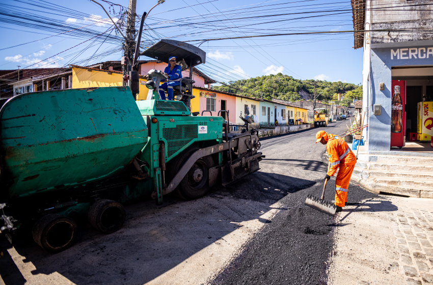 Mais uma rua de Riacho Doce recebe obras de pavimentação asfáltica