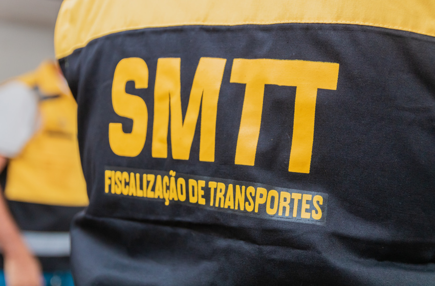 SMTT entrega novos fardamentos para fiscais de transporte