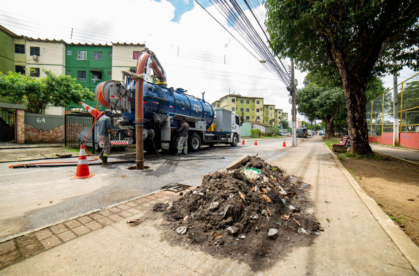 Prefeitura de Maceió realiza serviço contra alagamentos no José Tenório