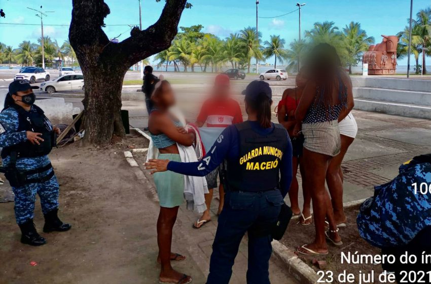 Guardas Municipais prendem dois homens durante abordagem em praça no Jaraguá