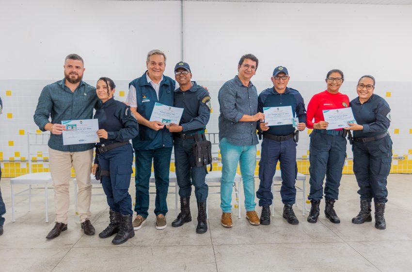 Vice-prefeito Ronaldo Lessa entrega certificados e portes de arma de fogo para guardas municipais
