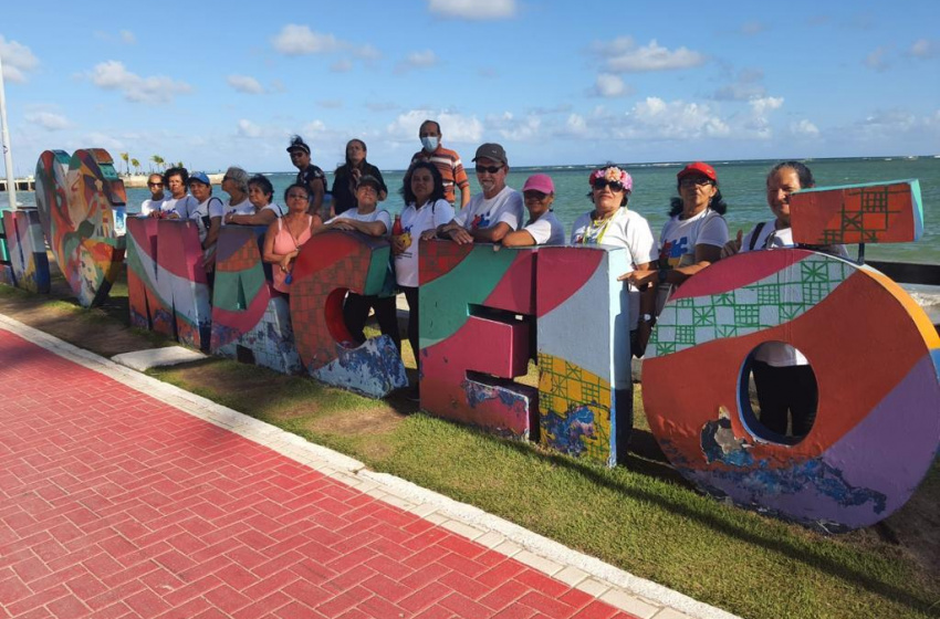 Idosos do Serviço de Convivência do Cras Santos Dumont visitam pontos instagramáveis na orla da Ponta Verde