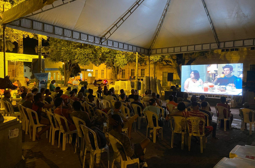 Cine Rua leva entretenimento para população em situação de rua