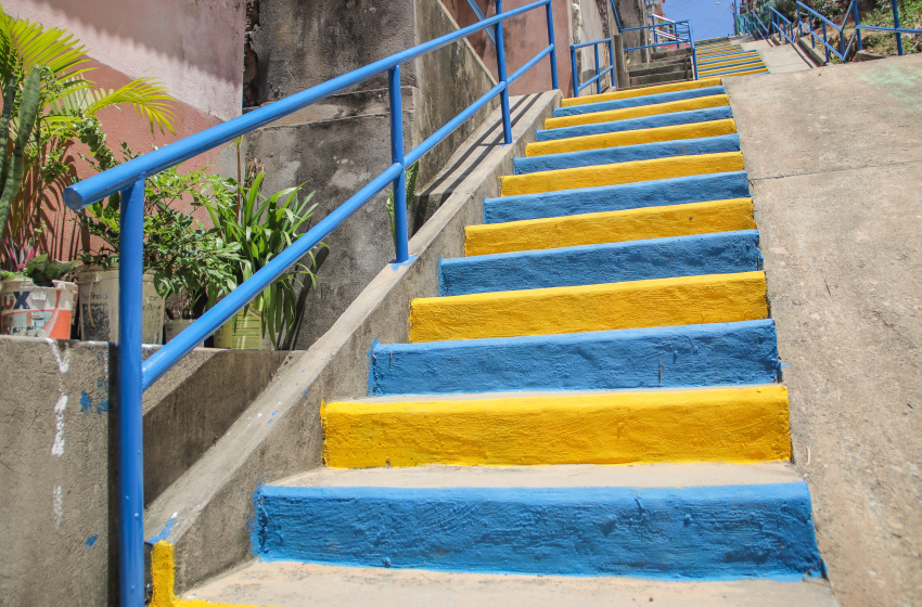 Obras em escadarias levam mais dignidade aos moradores das grotas de Maceió
