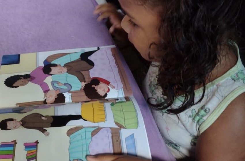 Famílias do Primeira Infância Cidadã recebem kits de Literacia Familiar