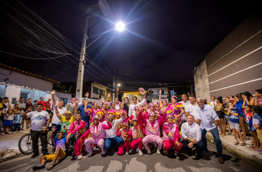 Prefeito JHC entrega nova iluminação em led na Grota das Piabas, no Jacintinho
