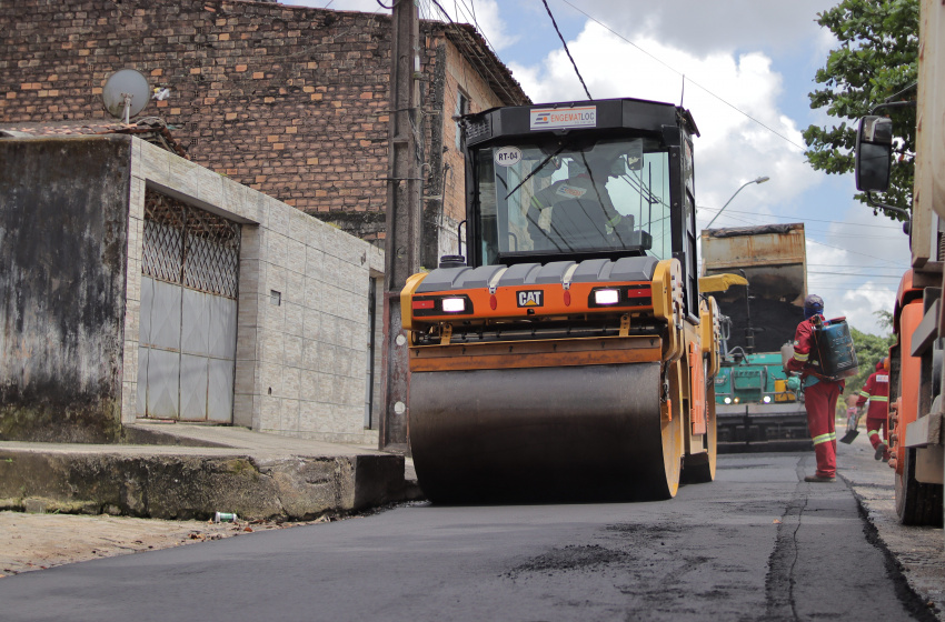 Prefeitura beneficia moradores com pavimentação asfáltica no Eustáquio Gomes