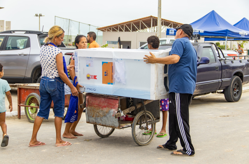 Moradores de residenciais da parte alta de Maceió recebem geladeira nova