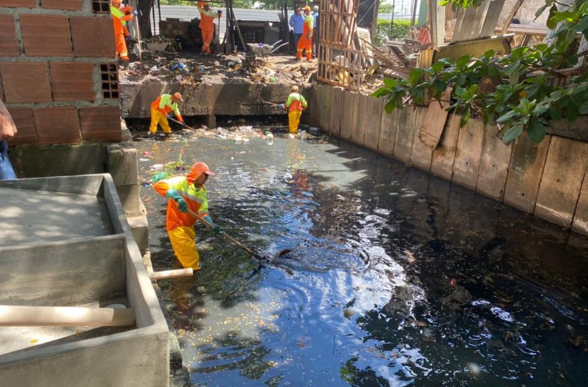 Prefeitura retira 500kg de lixo de canal no conjunto Virgem dos Pobres I