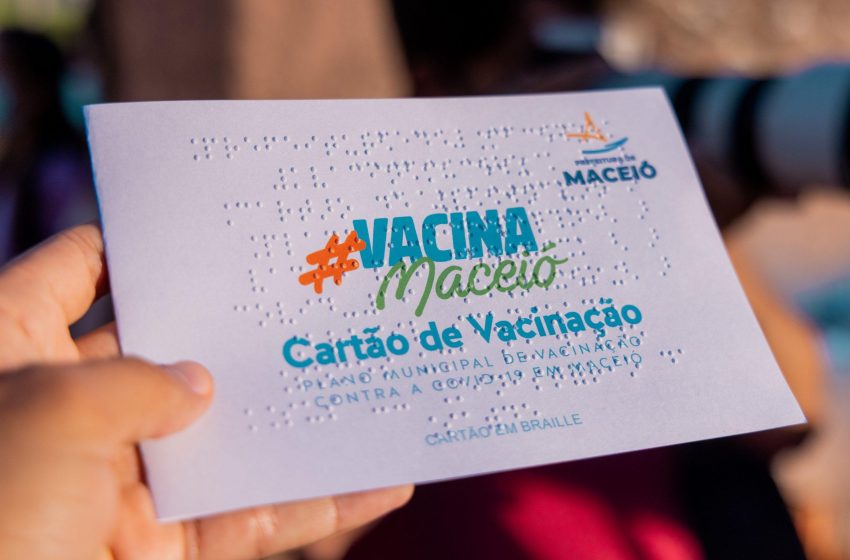 Inclusão social: Prefeito JHC lança cartão de vacinação contra a Covid-19 em braile