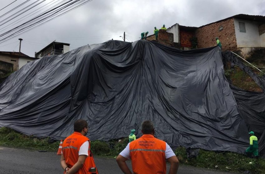 Defesa Civil de Maceió substitui lonas em área de risco na Chã de Jaqueira