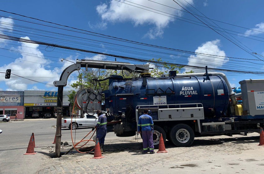 Seminfra flagra ligação clandestina de esgoto na rede de águas pluviais