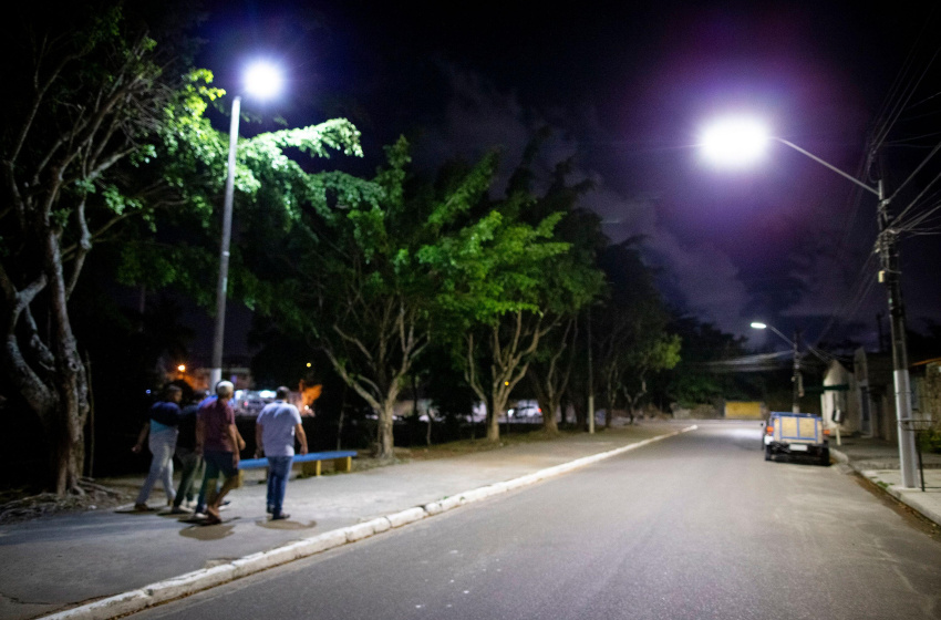 Ilumina inspeciona rede de iluminação no Benedito Bentes e Graciliano Ramos