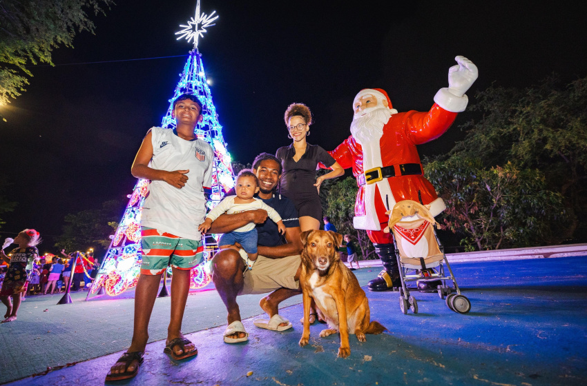 Moradores do Vergel do Lago se encantam com o brilho do Natal na Parada Natalina