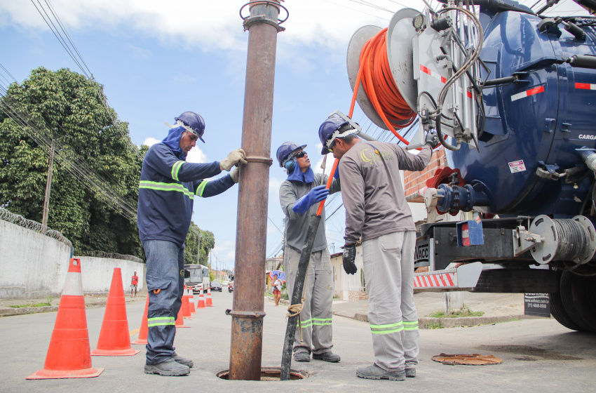 Infraestrutura realiza desobstrução em rede de drenagem no Santos Dumont