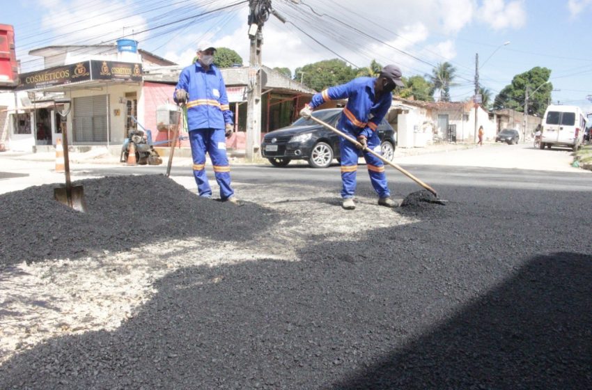 Trânsito é liberado após reparo na Rua Luiz Clemente Vasconcelos, no Clima Bom