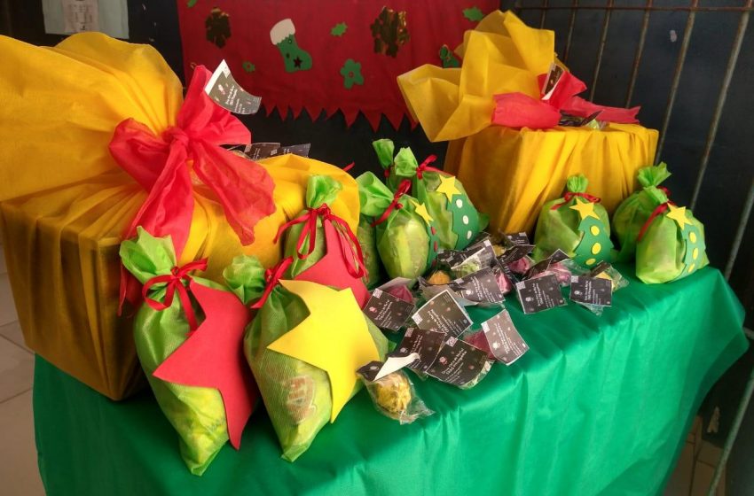 Cras Pitanguinha entrega  kits de Natal para usuários