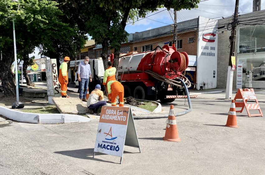 Avenida Doutor Antônio Gomes de Barros passa por limpeza de galerias