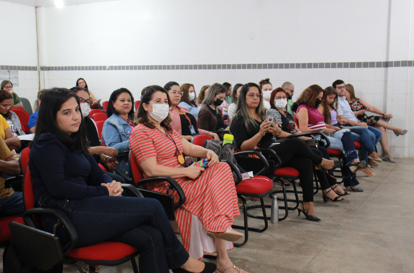 Servidores da Educação participam de aula inaugural do Curso de Libras