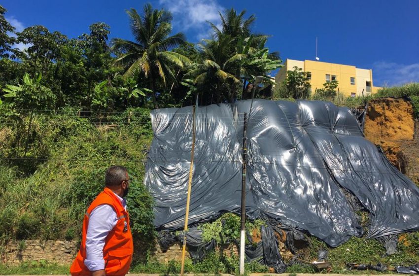 Defesa Civil de Maceió retoma aplicação de lonas de contenção em barreiras